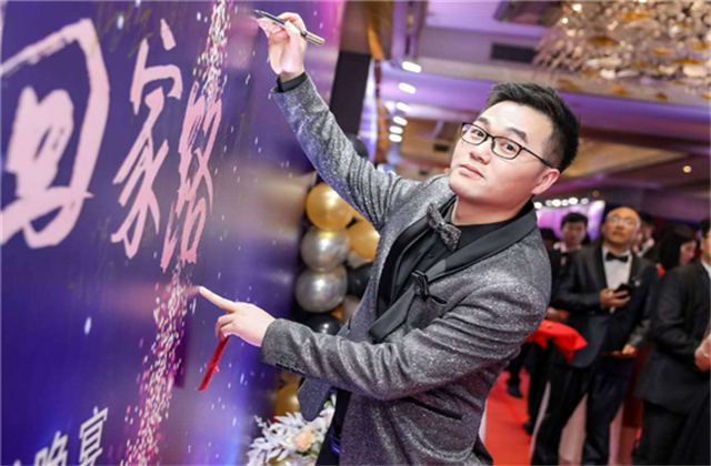 【高光“疫”事】勇敢逆行的特殊“网约车”——AG贵宾会90后，用信念打通生命运输线